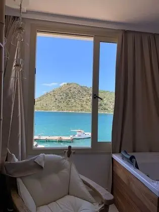 Jakuzili Standard Custom Deniz Manzaralı Oda