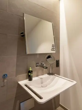 Suite M - barrier-free