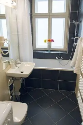 Süit, 1 Çift Kişilik Yatak ve Çekyat