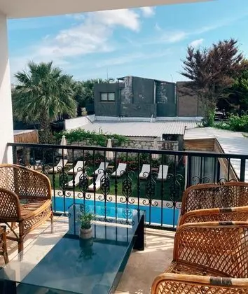 Aile Odası, Havuz ve Bahçe Manzaralı, Balkon veya Teraslı