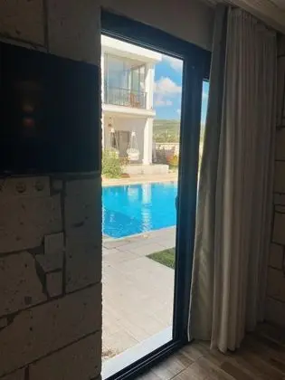 Deluxe Havuz Oda, Havuz veya Bahçe Manzaralı, Verandalı