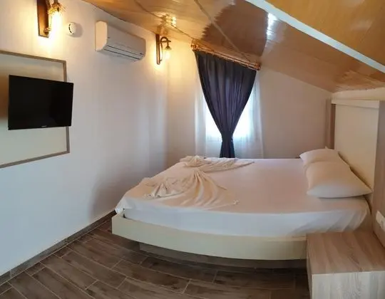 Çatı Katı Standart Oda, Kara veya Kısmi Deniz Manzaralı, Balkonlu