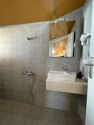 Çatı Katı Standart Oda, Kara veya Kısmi Deniz Manzaralı, Balkonlu