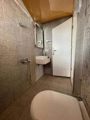 Çatı Katı Standart Oda, Kara veya Kısmi Deniz Manzaralı, Balkonlu