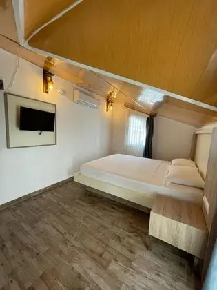 Çatı Katı Standart Oda, Kara veya Kısmi Deniz Manzaralı, Balkonlu