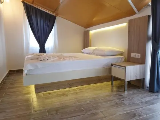 Çatı Katı Standart Oda, Kara veya Kısmi Deniz Manzaralı, Balkonlu