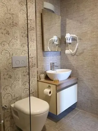 Standart Oda, Deniz veya Kara Manzaralı, Balkonlu