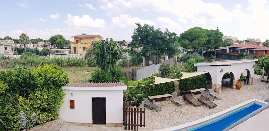 Dört Kişilik Oda, Balkon, Havuz Manzaralı