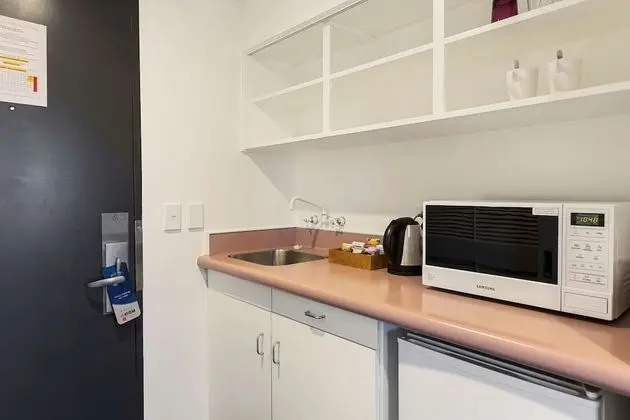 Premium Oda, 1 Büyük (Queen) Boy Yatak, Sigara İçilmez, Balkon