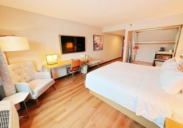Accessible King Room with Bathtub