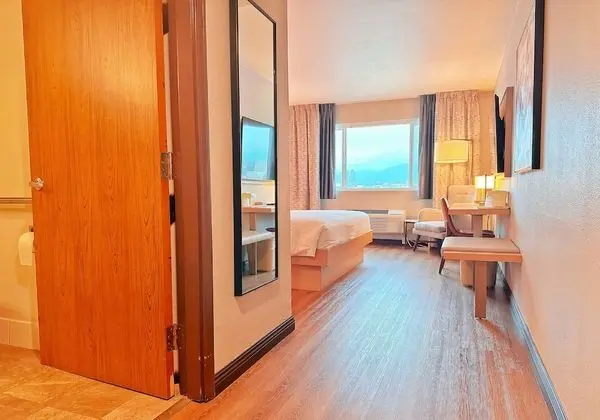 Accessible King Room with Bathtub