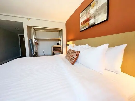 Accessible King Room with Bathtub