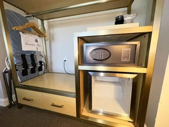 Accessible King Room with Bathtub