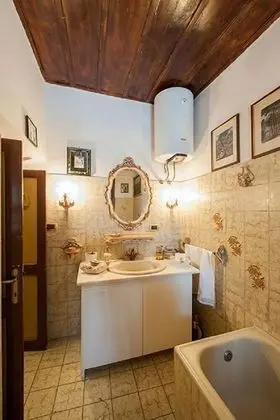 Tek Büyük Yataklı Oda (Private External Bathroom)