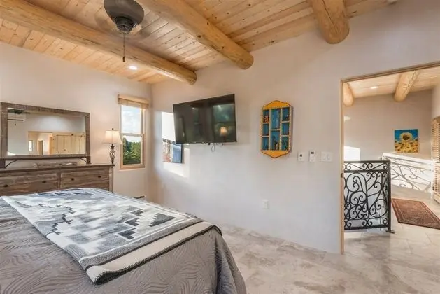 Ev (Linda - Stunning Contemporary Home, W)