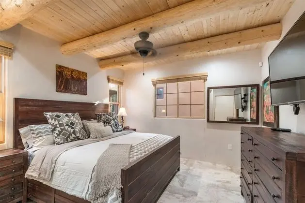 Ev (Linda - Stunning Contemporary Home, W)
