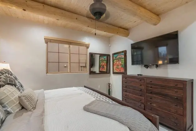 Ev (Linda - Stunning Contemporary Home, W)