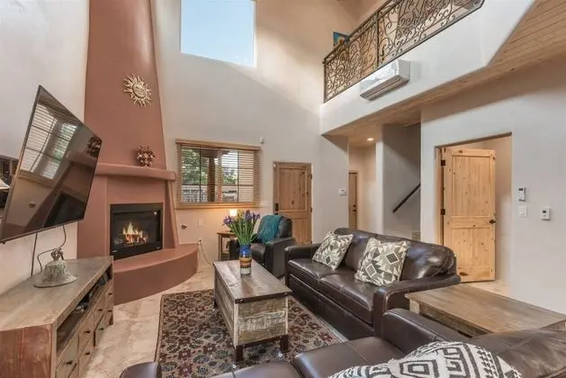 Ev (Linda - Stunning Contemporary Home, W)