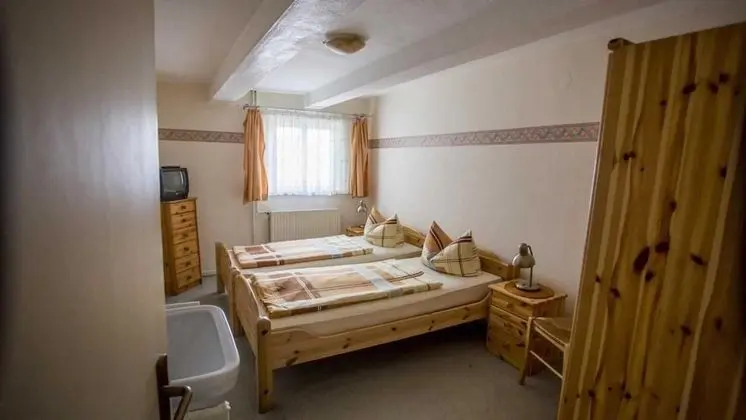 İki Ayrı Yataklı Oda, Ortak Banyo