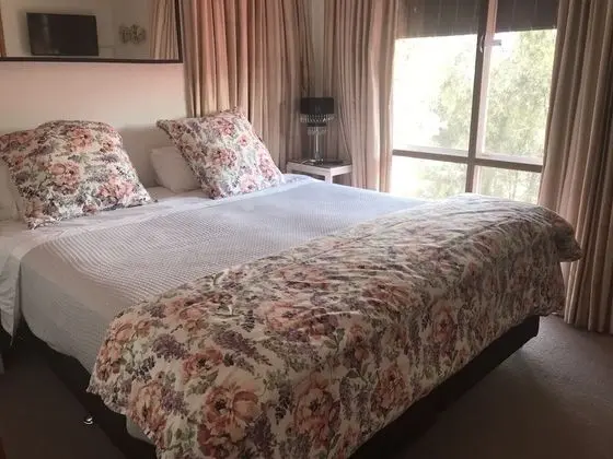 Tek Büyük veya İki Ayrı Yataklı Oda, Bahçe Manzaralı