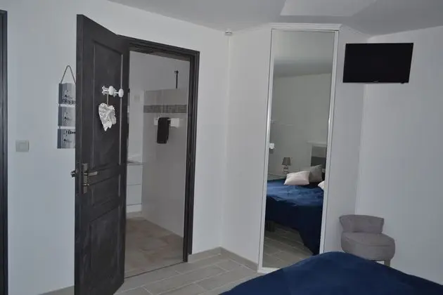 Tek Büyük Yataklı Oda, Banyolu/Duşlu, Havuz Manzaralı (Oleron)