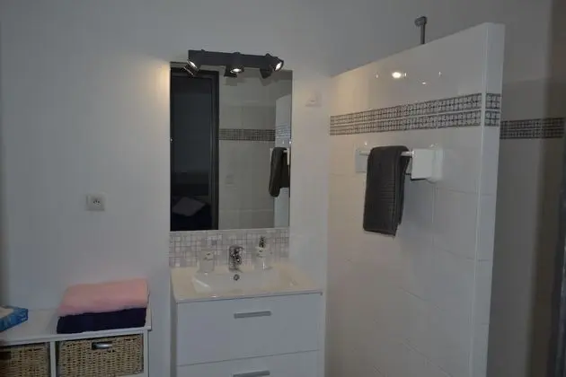 Tek Büyük Yataklı Oda, Banyolu/Duşlu, Havuz Manzaralı (Oleron)