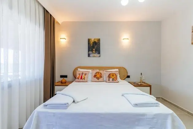 https://images.odamax.com/img/1920x1080/odamax/image/upload/Lion_Beach_Pansiyon_202507181425482_AUR03491_HDR.jpg