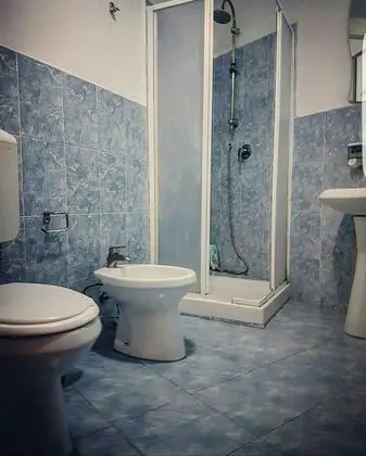 Dört Kişilik Oda, Ortak Banyo