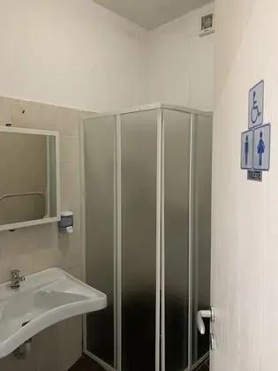 Dört Kişilik Oda, Ortak Banyo