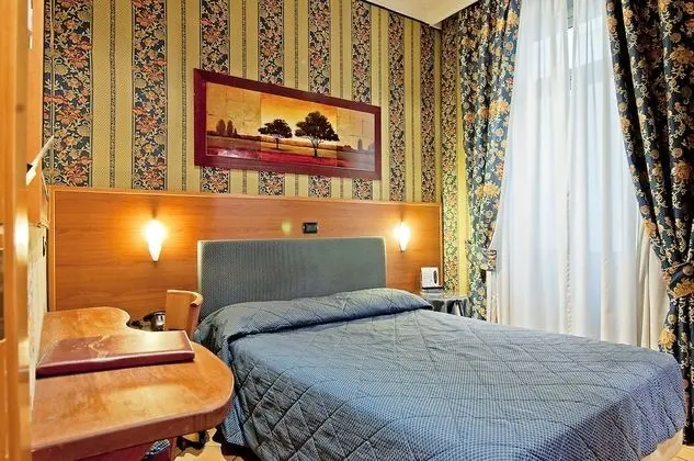 Büyük Yataklı Tek Kişilik Oda