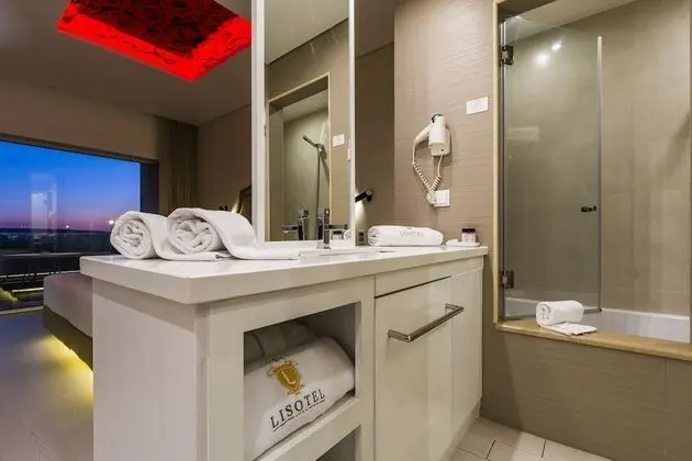 Quarto duplo com banheira de hidromassagem