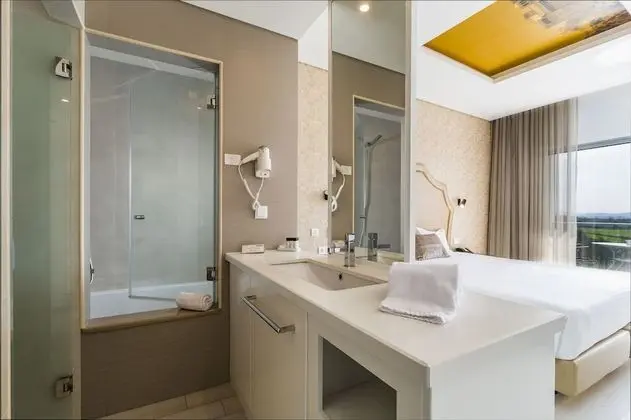 Quarto duplo com banheira de hidromassagem