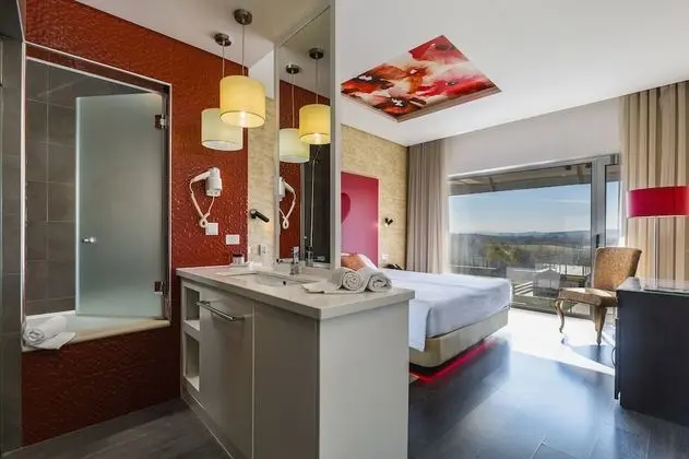 Quarto duplo com banheira de hidromassagem