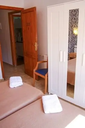 Tek Büyük Yataklı Oda, Ortak Banyo (annex building)
