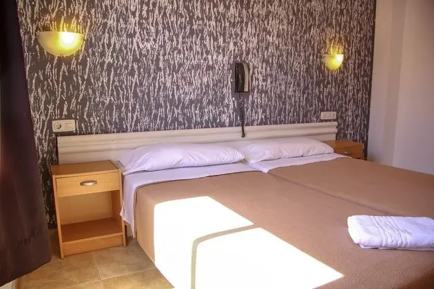 Tek Büyük Yataklı Oda, Ortak Banyo (annex building)