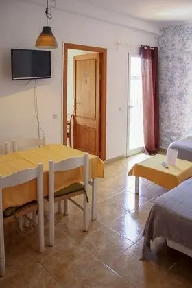 Tek Büyük Yataklı Oda, Ortak Banyo (annex building)