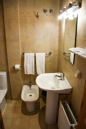 Tek Büyük Yataklı Oda, Ortak Banyo (annex building)