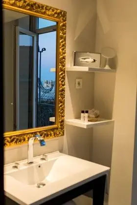 Deluxe Tek Büyük veya İki Ayrı Yataklı Oda (Castle or River View)