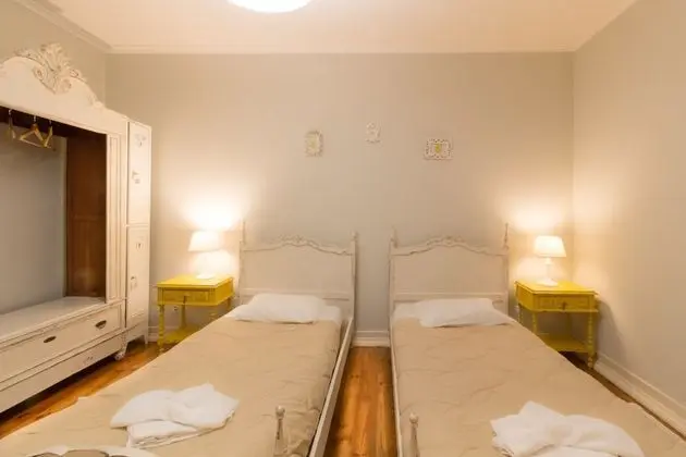 İki Ayrı Yataklı Oda, Ortak Banyo