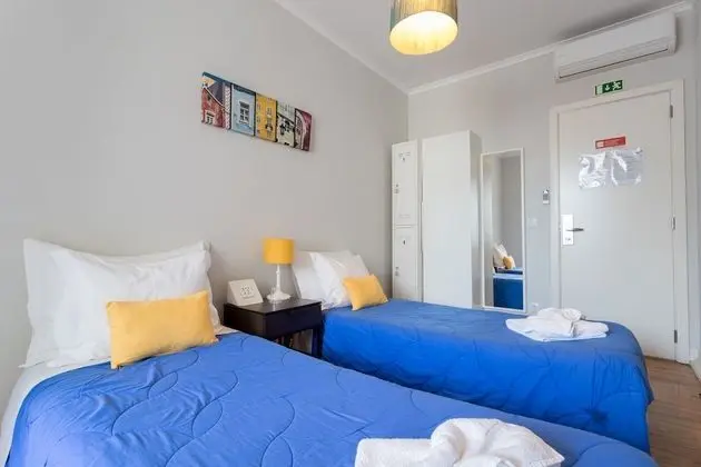 İki Ayrı Yataklı Oda, Ortak Banyo