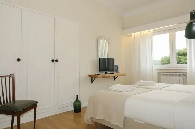Tek Büyük veya İki Ayrı Yataklı Oda, Ortak Banyo (1)
