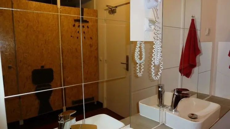 Ortak Ranzalı Oda, Karma Ranzalı Oda, Ortak Banyo (1 Bed in a 10 Bed Dorm)