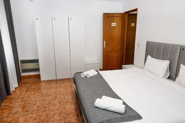 Tek Büyük veya İki Ayrı Yataklı Oda, Ortak Banyo
