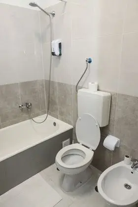 Tek Büyük veya İki Ayrı Yataklı Oda, Ortak Banyo