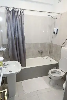 Üç Kişilik Oda, Ortak Banyo