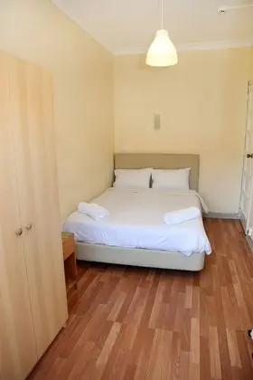 Tek Büyük Yataklı Oda, Ortak Banyo
