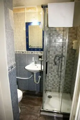 Tek Büyük Yataklı Oda, Ortak Banyo