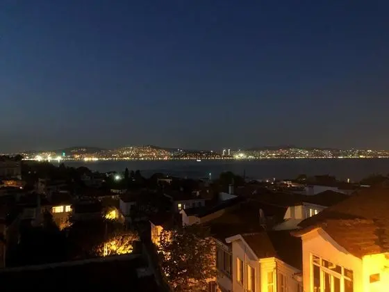 Çift Kişilik, Deniz Manzaralı