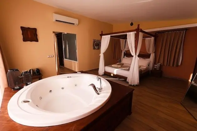 Honeymoon Suite Room
