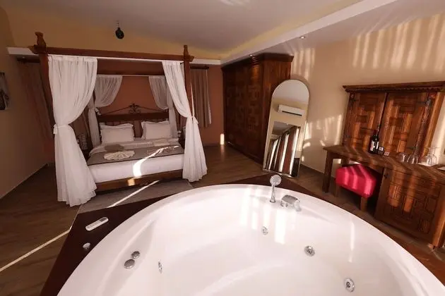 Honeymoon Suite Room